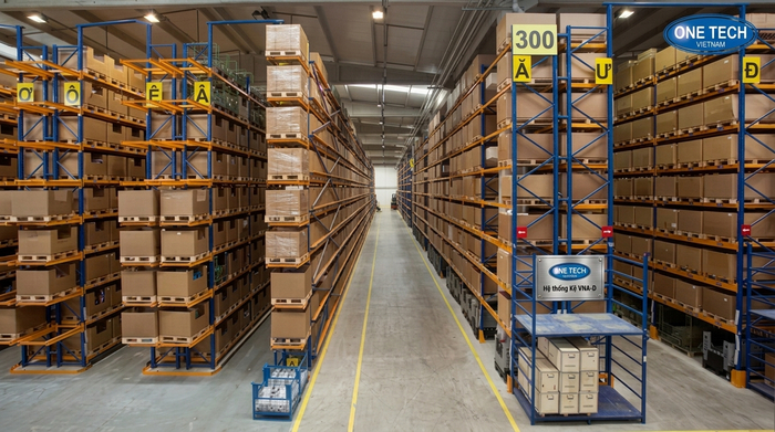 Tận dụng tối ưu không gian với kệ Narrow Aisle Kệ Narrow Aisle giúp tận dụng tối ưu không gian kho hàng