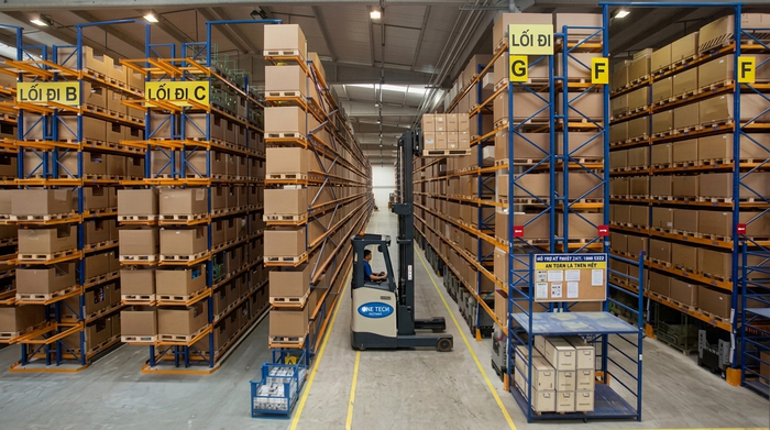 Xe nâng chuyên dụng cho kệ VNA Xe nâng chuyên dụng vận hành trong hệ kệ VNA và kệ Narrow Aisle